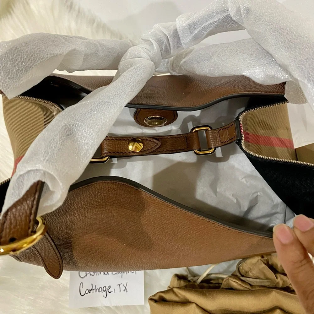 NWT Burberry tote Handbag - Picture 5 of 16